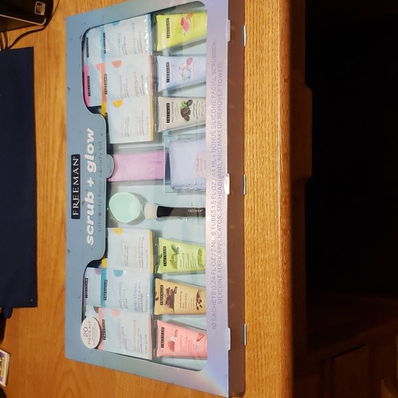 Freeman Skincare Freeman Limited Edition Scrub Glow Ultimate Face And Body Kit 2 Piece